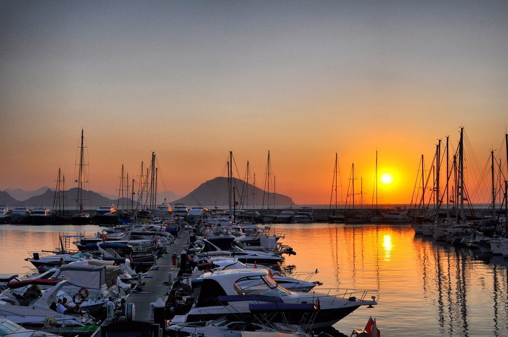 Turgutreis Rehberi: Bodrum’un Gün Batımı, Marina Yaşamı ve Kolay Ulaşım