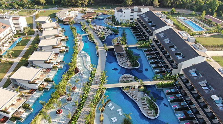 İzmir Havalimanı’ndan Akra Barut Otel’e Paylaşımlı ve Özel Transfer Hizmeti – CTS Tur ile Konforlu Ulaşım