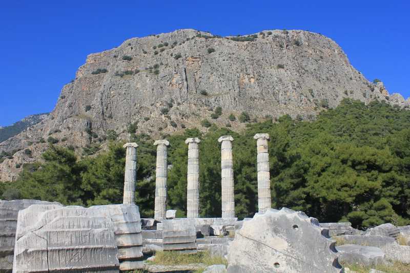 Priene Antik Kenti: İyonya’nın Sessiz Dağ Şehri ve CTS Tur ile Ulaşım Rehberi